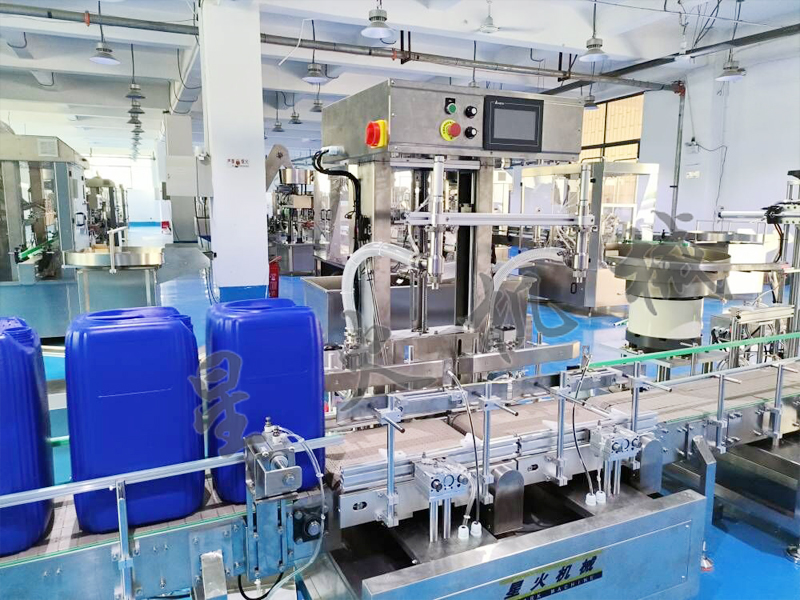 雙頭化工液體稱重式灌裝生產(chǎn)線以創(chuàng)新智能技術(shù)為基礎(chǔ)